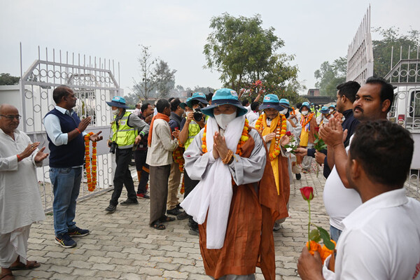 인도의 전통축제일 ‘홀리’를 즐기기 위해 모인 주민들은 순례단에 꽃비와 색가루를 뿌리며 환영했고, 꽃다발을 공양올리며 “나마스테”를 외쳤다.