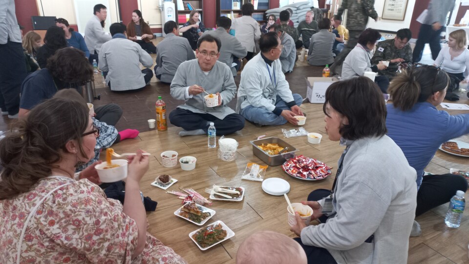 참가자들이 한국음식을 나눠먹으며 환담하고 있다.