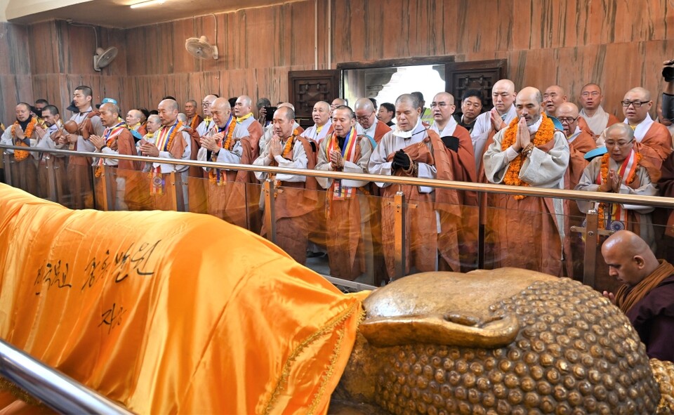3월9일 인도 쿠시나가르 열반당에서 열린 기도법회에서 상월결사 인도순례단이 조성한 가사를 부처님께 덮어드리고 ‘신묘장구대다라니’를 독경하는 모습. 가사에는 ‘한국불교 중흥발원 자승’이라는 글귀가 새겨져 있다. 인도 쿠시나가르=박봉영 편집국장