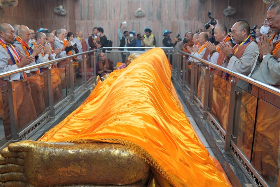 열반당 부처님에게 가사 공양 후 기도하는 순례 대중.