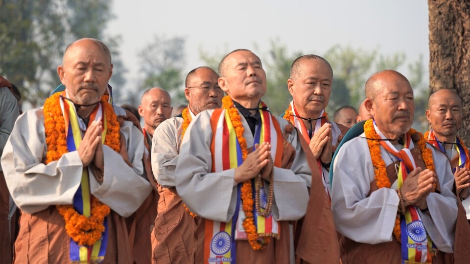 쿠시나가르 기도법회에서 기도하는 순례 대중.