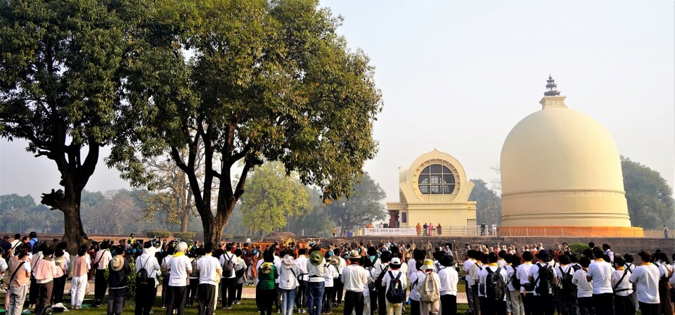 쿠시나가르 열반당 앞에서 거행된 기도법회는 많은 사부대중이 참석했다.