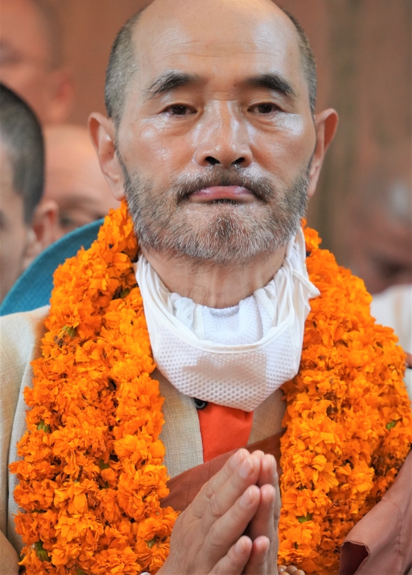 총도감 호산스님이 기도법회 도중 입술을 깨물며 애써 눈물을 참고 있다.