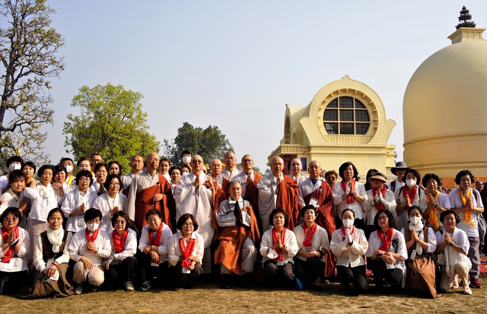 회주 스님과 도선사 사부대중.