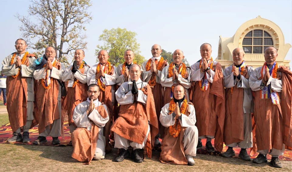 쿠시나가르 열반당 앞에서 회주 스님과 함께한 순례단 1조 대중.