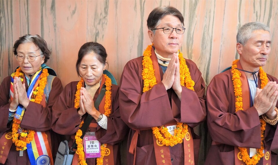 기도법회에서 합장기도하고 있는 재가불자들.