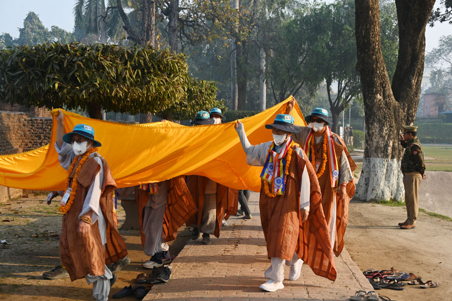 부처님 열반상에 가사공양을 올리기 위해 인도순례단 대중이 가사를 이운하고 있다. 사진=박봉영 편집국장
