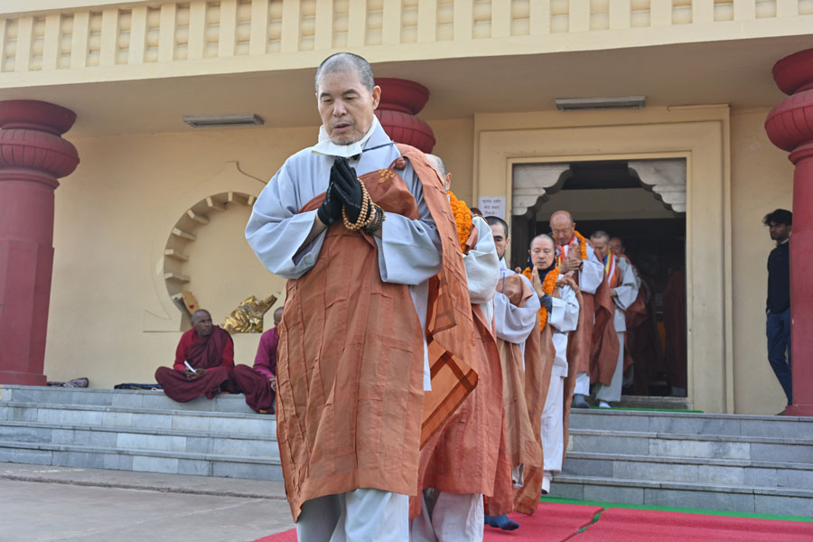 열반당 기도에 이어 기도법회를 위해 순례 대중이 자리를 옮기고 있다.
