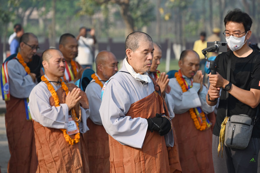 부처님 열반지 기도법회 중 일부 대중은 눈물을 보였다. 사진=박봉영 편집국장
