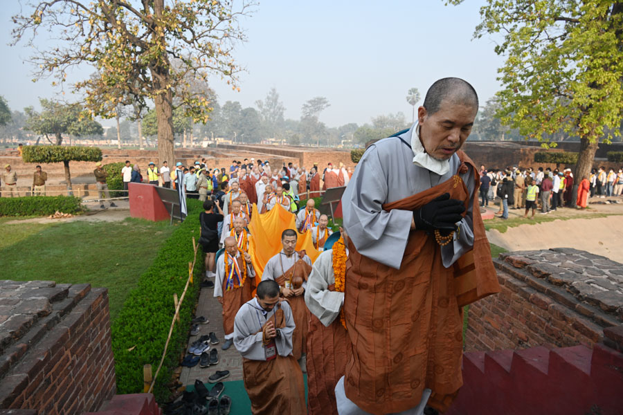 순례 대중이 가사 공양을 위해 열반당으로 들어서고 있다. 사진=박봉영 편집국장
