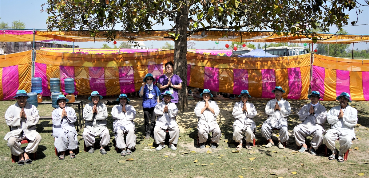 의료팀과 함께 원만회향 의지를 다지는 4조 스님들.