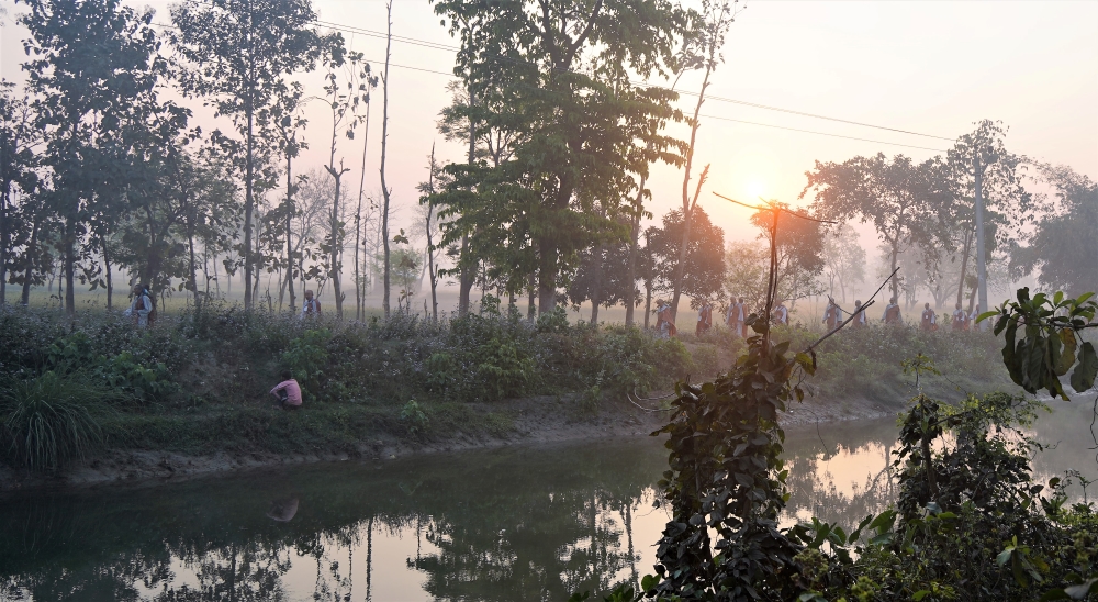 행선 중에 떠오른 해 그리고 인도의 아침.