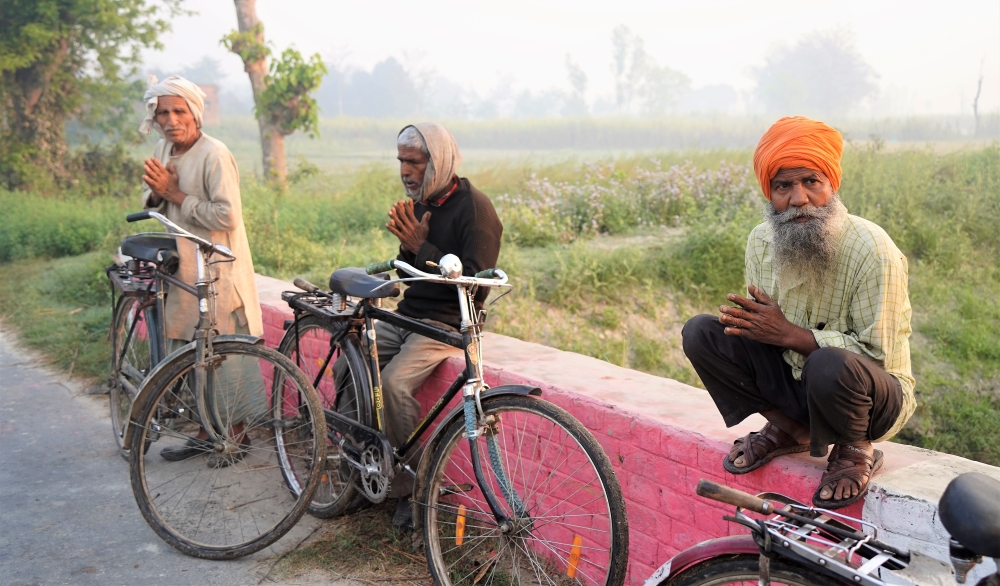 순례단을 보고 자전거를 멈추고 합장하는 인도 노인들.