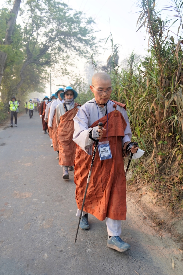 다시 길 위에 선 현조스님.