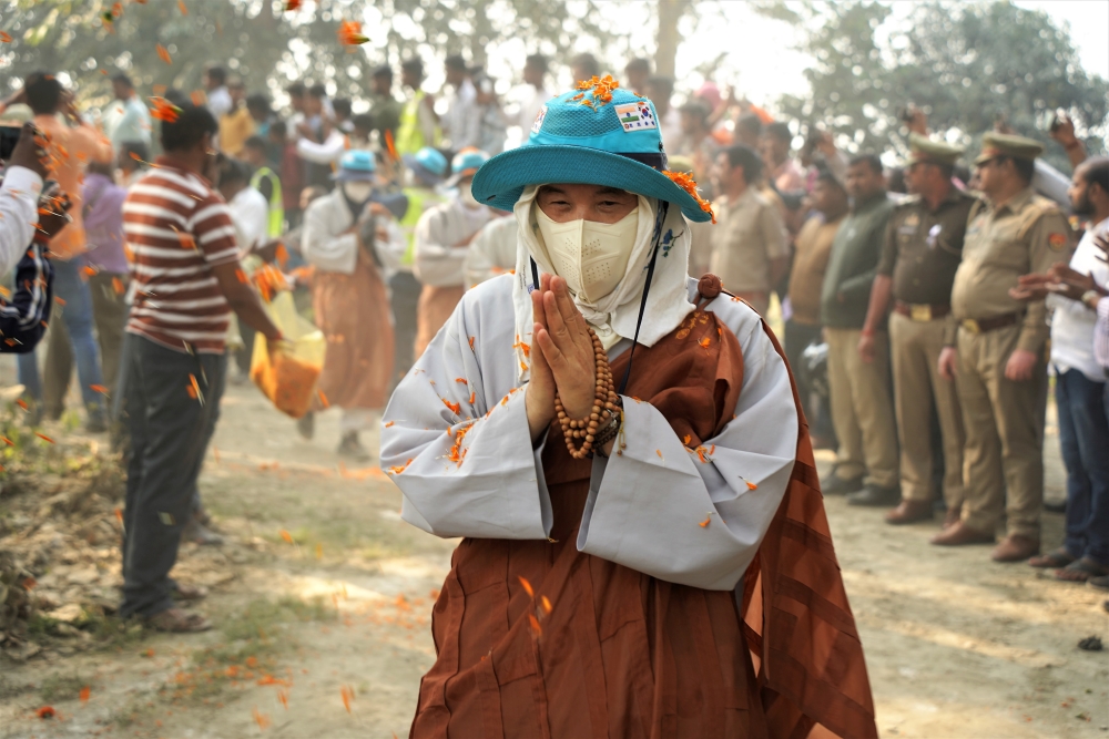 숙영지 입구에서 주민들의 열렬한 환호를 받으며 들어오는 순례단.