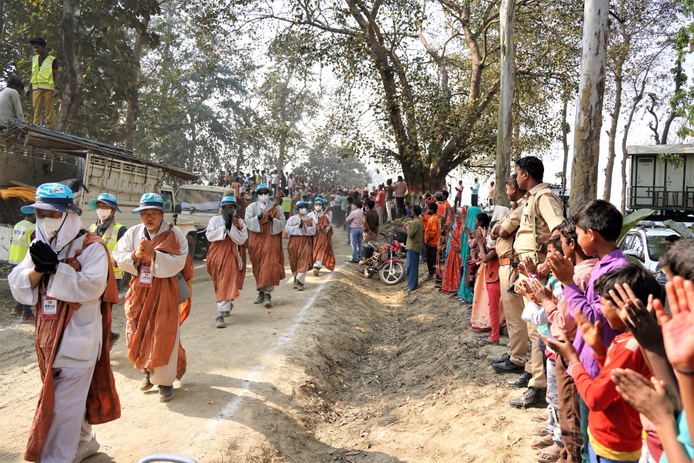 숙영지 입구에서 주민들의 열렬한 환호를 받으며 들어오는 순례단