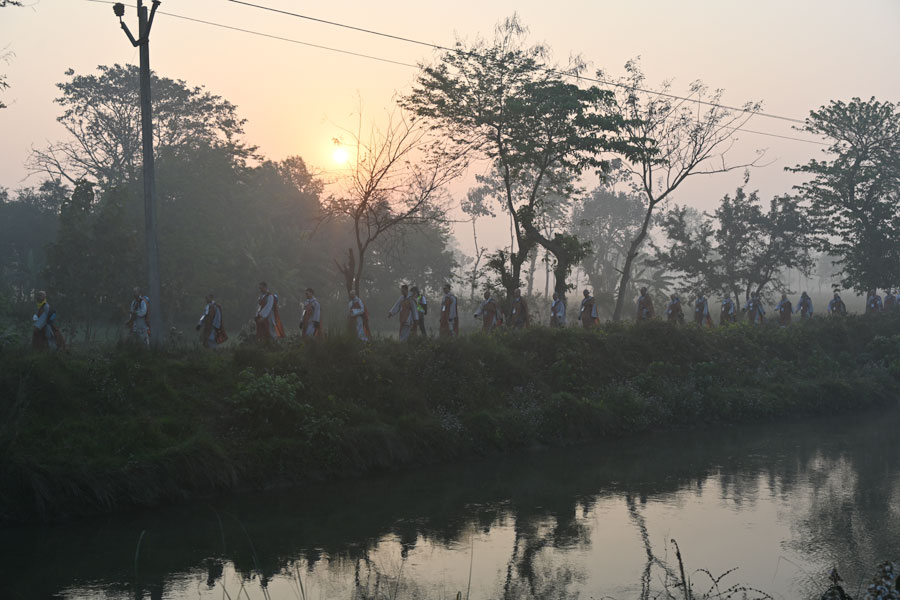 순례단은 서로에게 의지하며 걸음을 옮긴다.