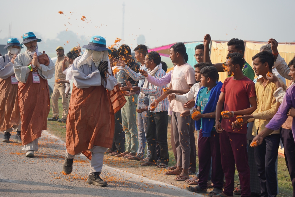 인도순례단의 등장에 현지 주민들이 꽃가루 뿌리기로 환영을 표시하고 있다.