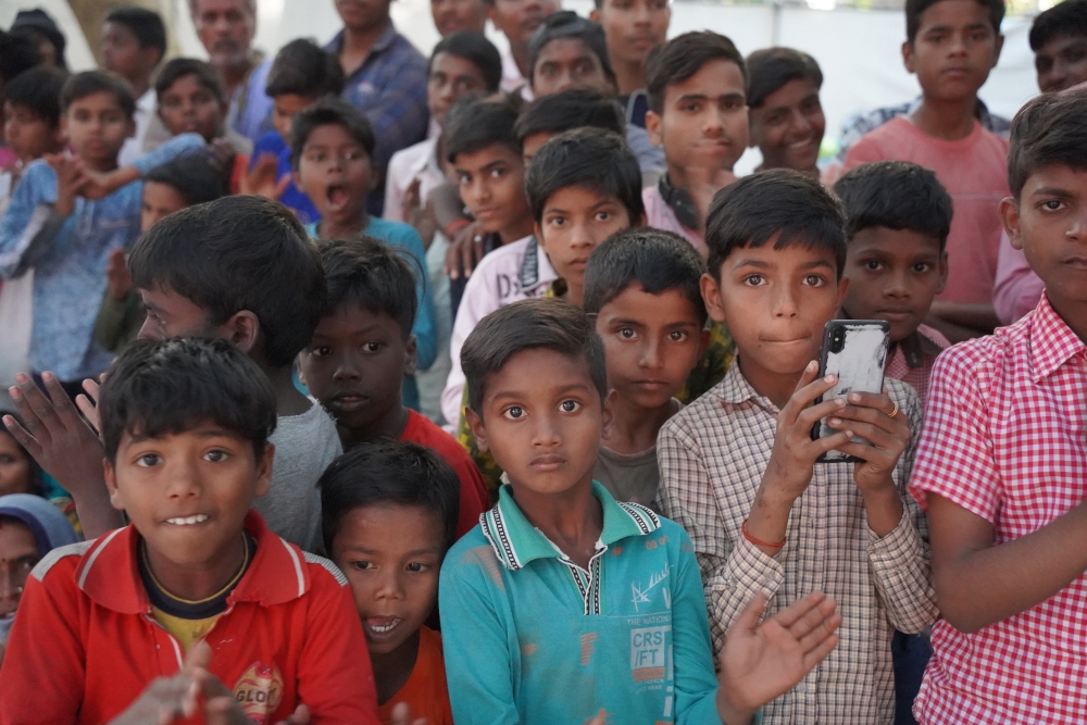 저녁 예불에 나온 아이들.