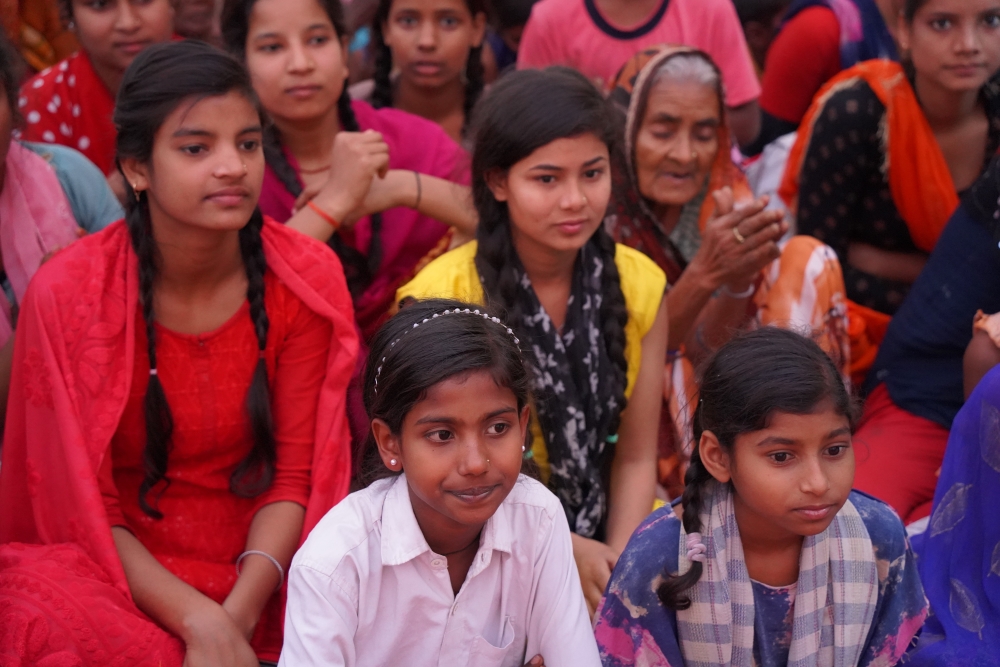저녁 예불을 지켜보는 아이들.