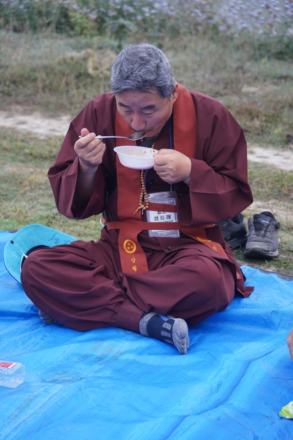 정충래 8조 조장님도 바닥에 앉아.