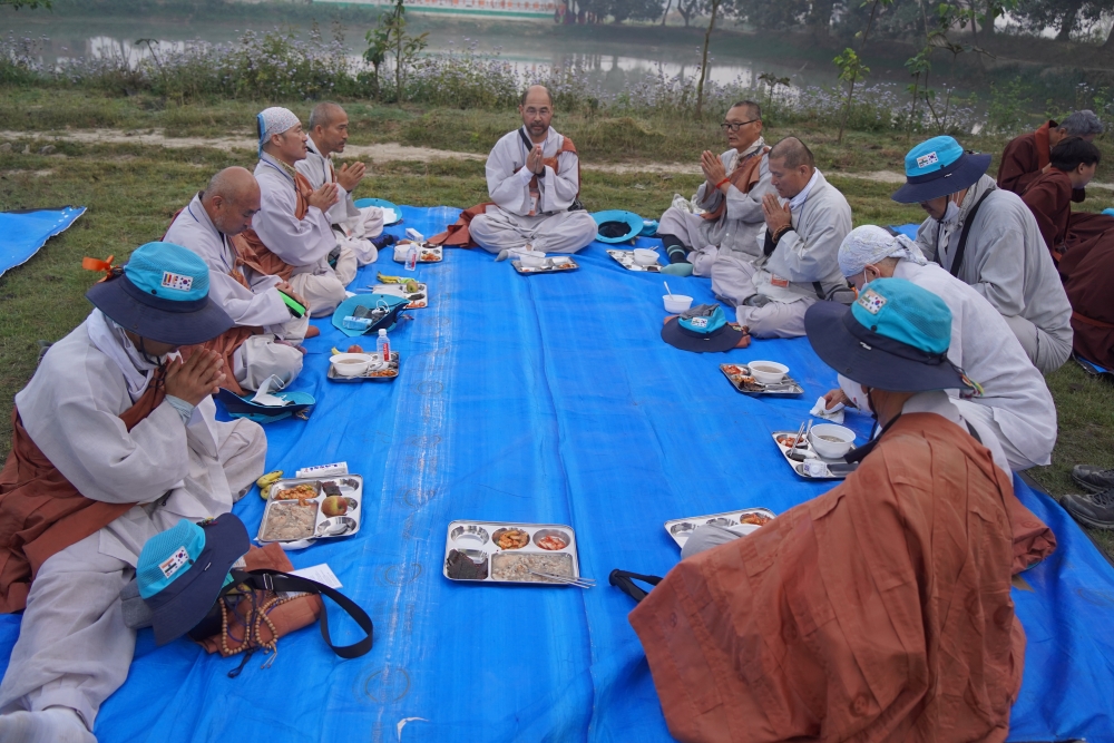 공양전 공양게는 필수.