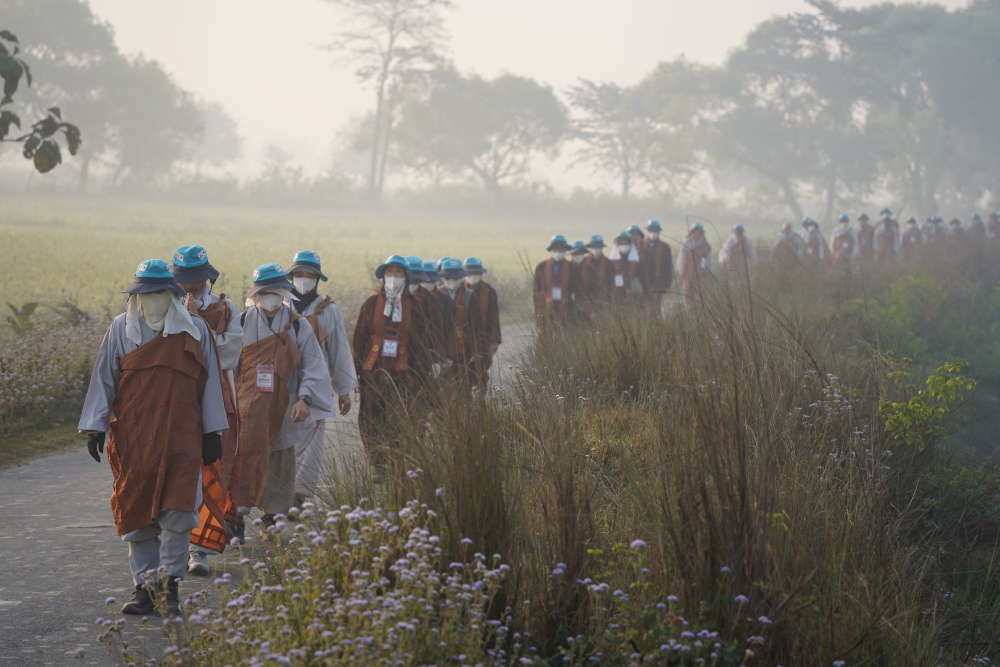 룸비니로 향하는 순례단.
