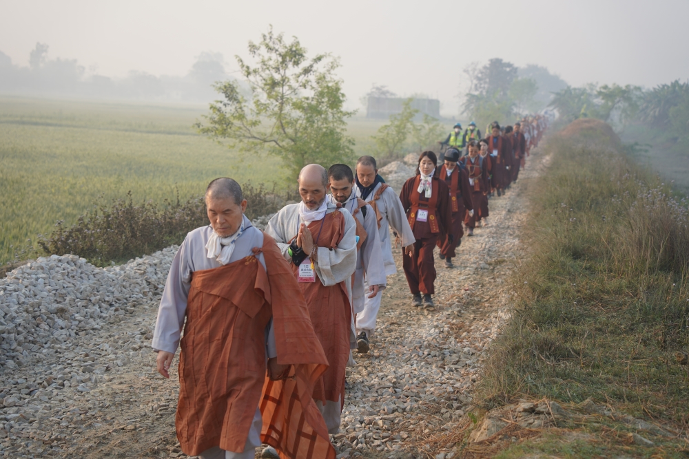 불편한 길 조심스럽게.