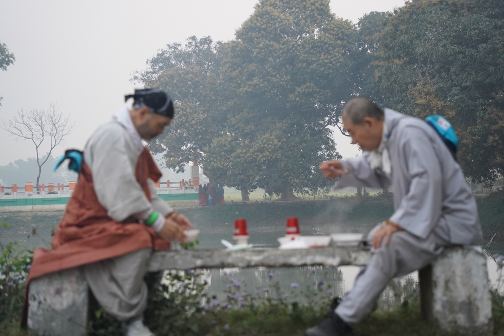 아침공양을 멀리서 지켜보는 인도 아낙들.