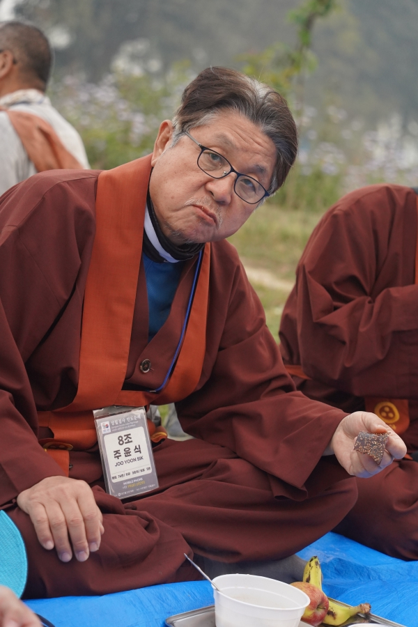 중앙신도회장님도 바닥에서.