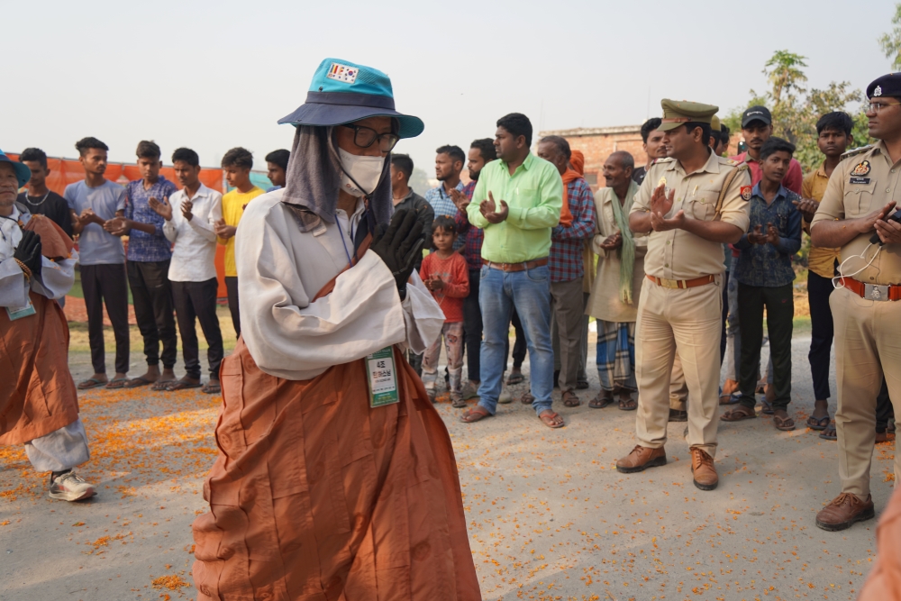 합장인사하는 탄하스님.