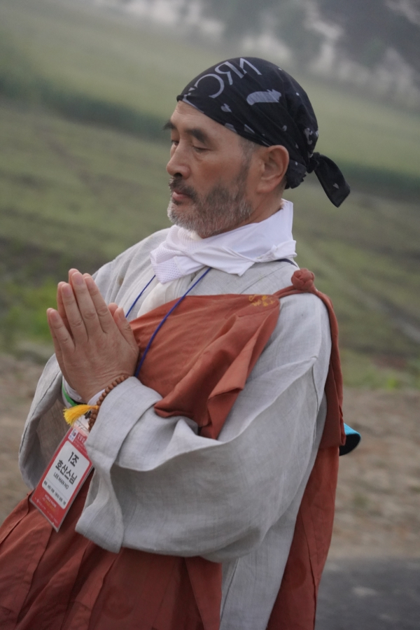 합장하며 행선하는 호산스님.