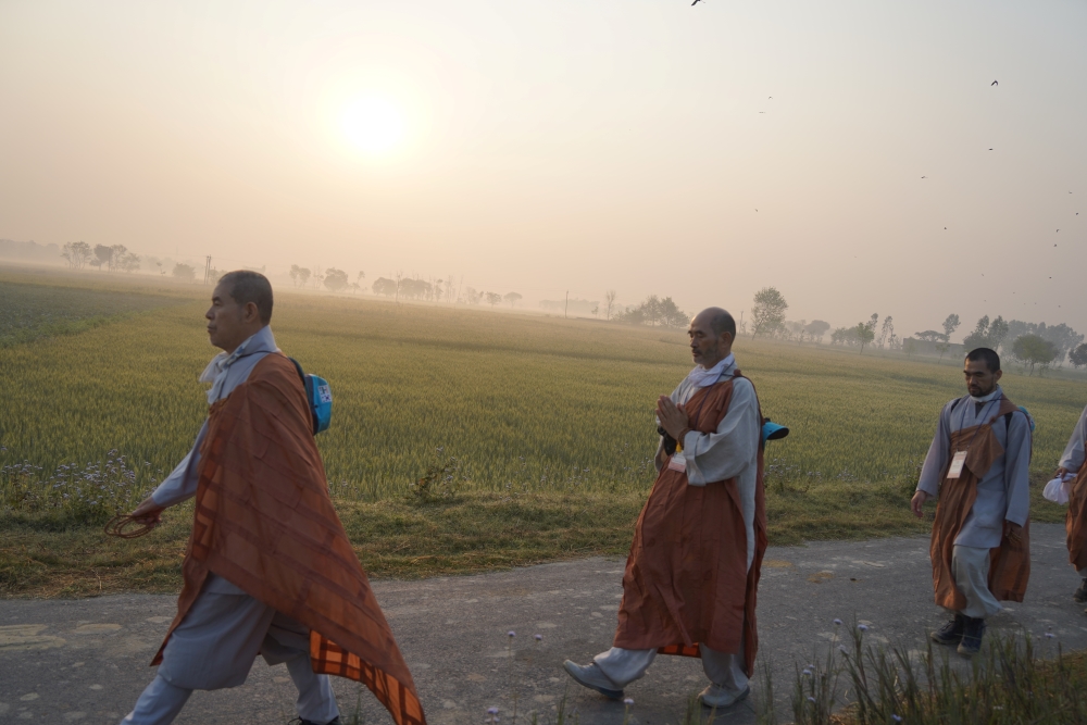 해뜨는 아침 행선.