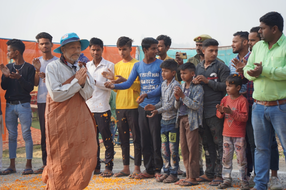 환영에 답하는 동명스님.