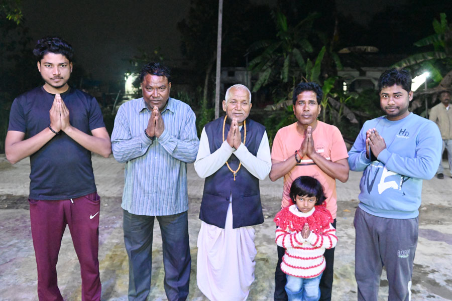 상월결사 인도순례단에게 자신의 집과 마당을 기꺼이 휴식처로 내준 자바르 씨 가족. 왼쪽부터 손자 비핀, 아들 다르마라즈, 자바르, 아들 마두반, 손자 산제이.