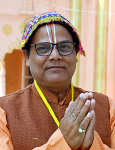 숙영지를 내어 준 힌두사원 책임 마한트 프레암 나츠 기리.