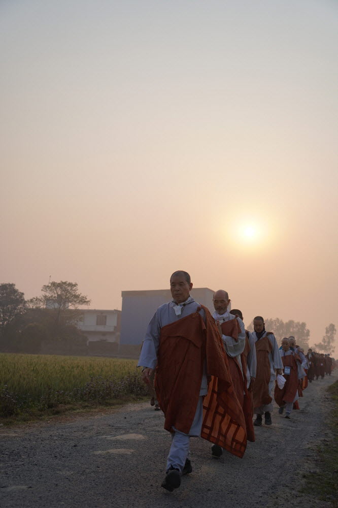 새벽을 지나 떠오르는 해를 등지며 룸비니로 발걸음을 옮기는 순례단
