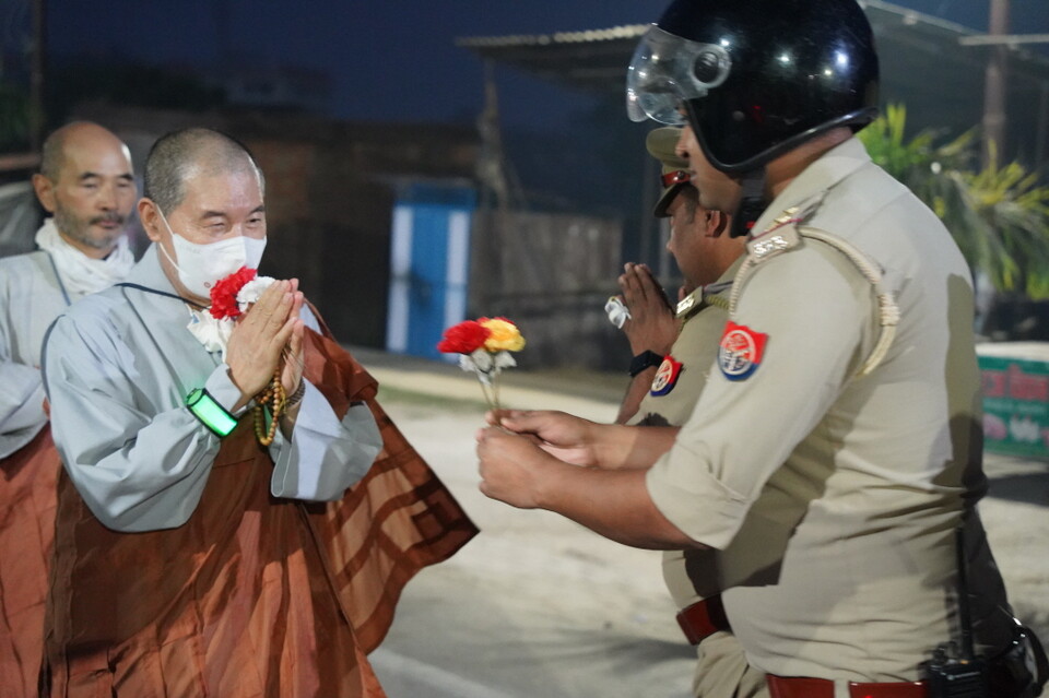 장미를 공양하는 지역 경찰서장