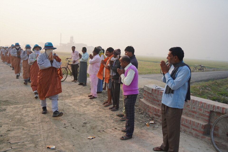 순례단이 지날 때 마다 합장 인사하는 주민들과 합장으로 화답하는 순례단