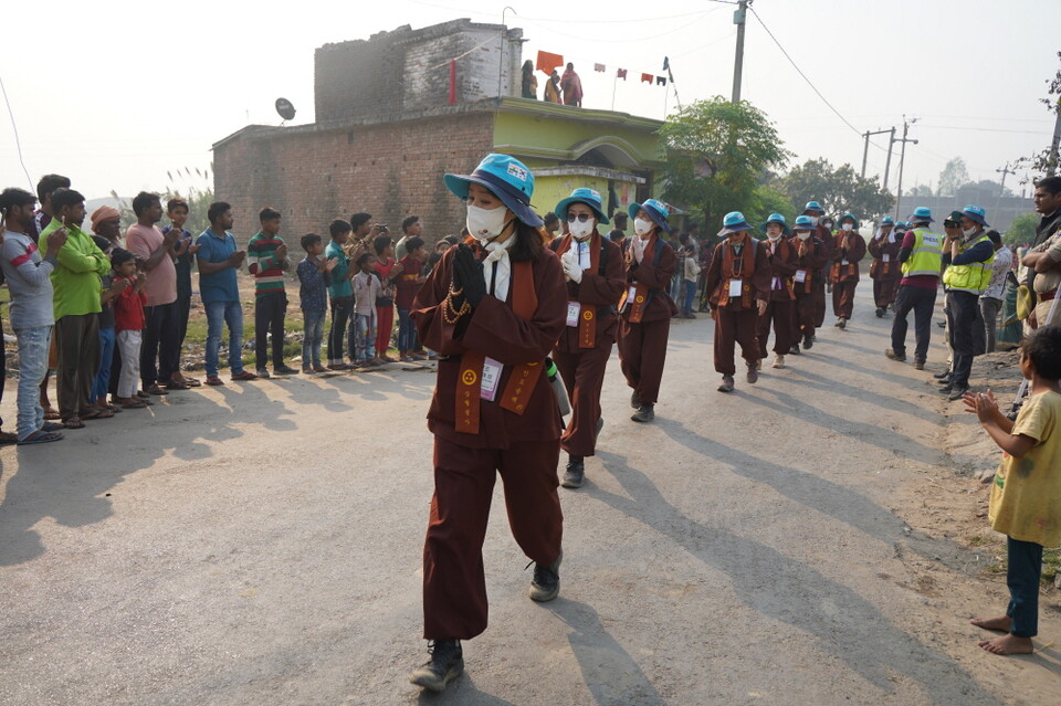 합장으로 화답하는 순례단