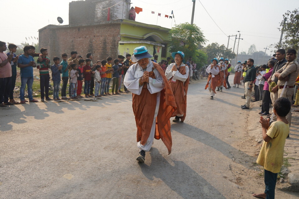 합장하는 순례단