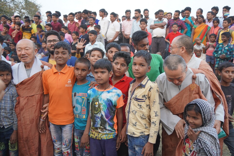 31일차 숙영지에서 주민들과 즐겁게 어울리는 순례단