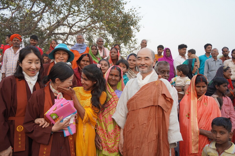 총도감 스님도 주민들과 어울려 즐거운 시간