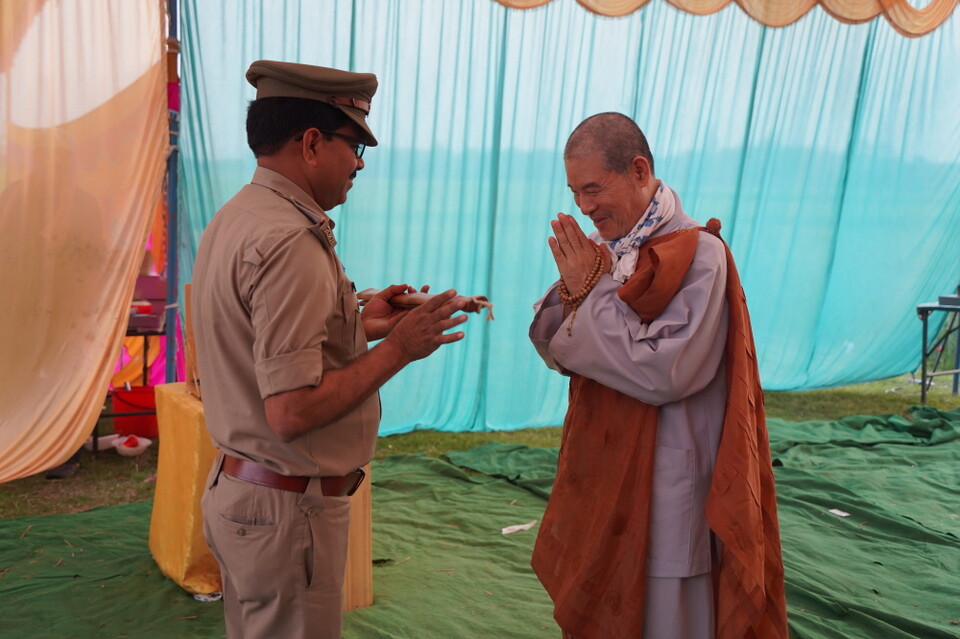 죽비를 선물하는 자승스님