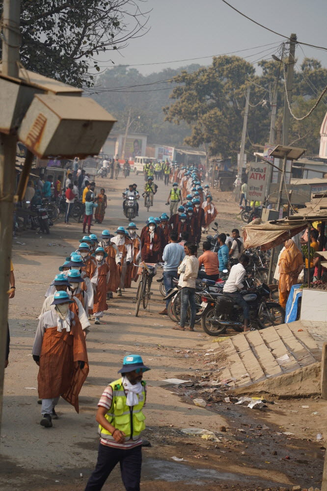 시내를 지나는 순례단