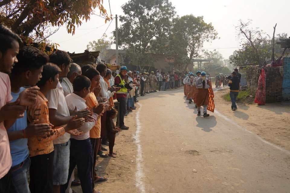 주민들의 박수를 받으며 숙영지로 들어가는 순례단