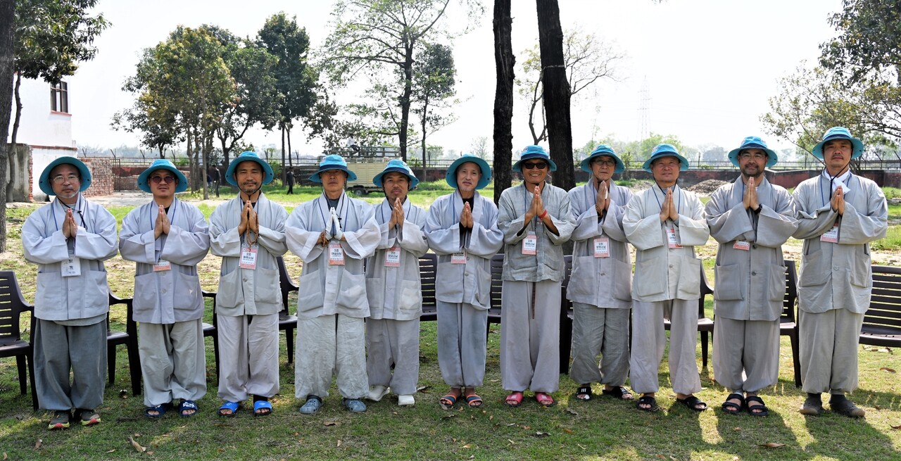 상월결사 인도순례단 제2조 대중들이 한 자리에 모였다.