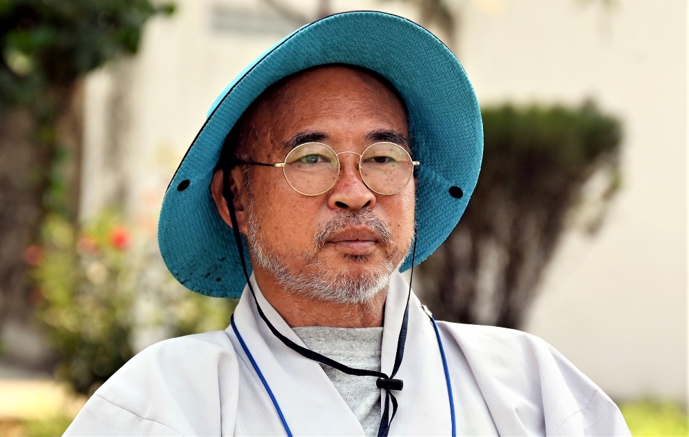 환풍스님은 묵언수행 중이다.