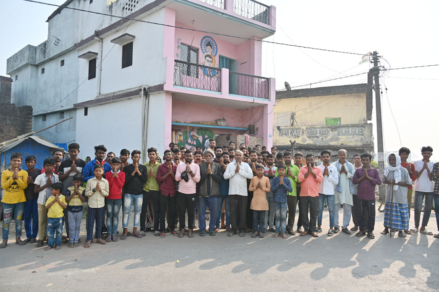 암베드카르의 가르침에 따라 차별없는 인간평등사상의 불교로 개종한 불자마을을 만났다. 25년전 1500명이 한꺼번에 힌두교를 버리고 개종한 마을 주민들. 이들은 순례단이 지나고도 한참을 서 있었다.