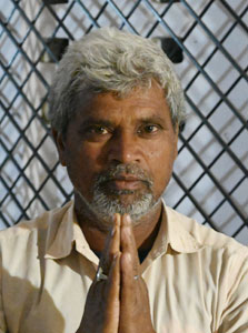 순례단 스님들에게 일일이 예경을 올린 불자 삼부 프라사드 씨.